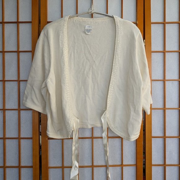 Simple white ribbon-tie shrug - Picture 2 of 9